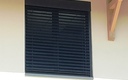 Menuiserie bois aluminium avec brise soleil caché derrière lambrequin